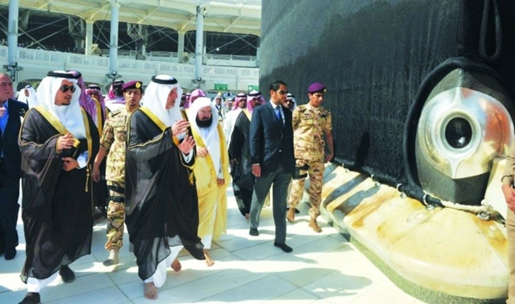 بالفيديو.. ردة فعل زوار الحرم عند فتح باب الكعبة المشرفة لغسلها 