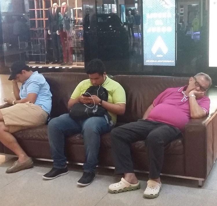 وجد هؤلاء الرجال انفسهم في نفس المازق منتظرين وهناك من وجد النوم هل الحل الانسب وهناك من وجد ان الموقت قد يمر اذا استمع للاغاني وهناك من يمسك بهاتفه بياس