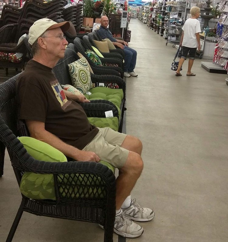 يبدو ان هذا المسن قرر ان يغفو وهو مفتوح العينين