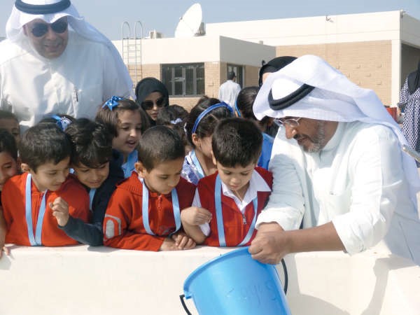 فيصل المقصيد ودناجي المطيري يشاركان الطلاب اطلاق الاسماك﻿