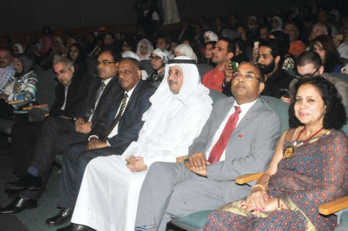 بدر الدويش والسفير الهندي وحرمه خلال الحفل محمد هاشم