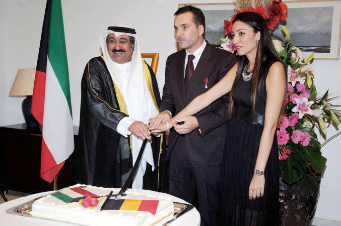 وليد الخبيزي يشارك السفير البلجيكي وحرمه في قطع كيكة الاحتفال