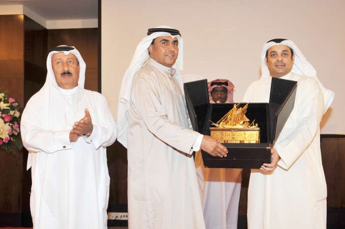 يعقوب الصانع مكرما سعد الحجي بحضور جواد بوخمسين قاسم باشا