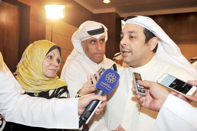 الوزير الصانع متحدثا الى وسائل الاعلام