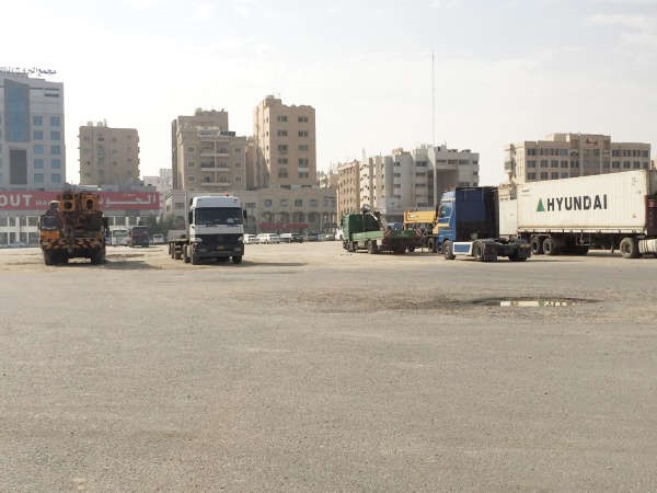 وقوف الشاحنات في غير الاماكن المخصصة لها يسبب الازدحام المروري