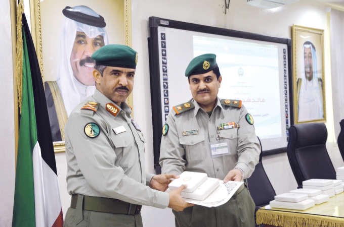 اللواء الركن فالح شجاع مكرما احد ضباط قيادة الحماية والتعزيز ﻿