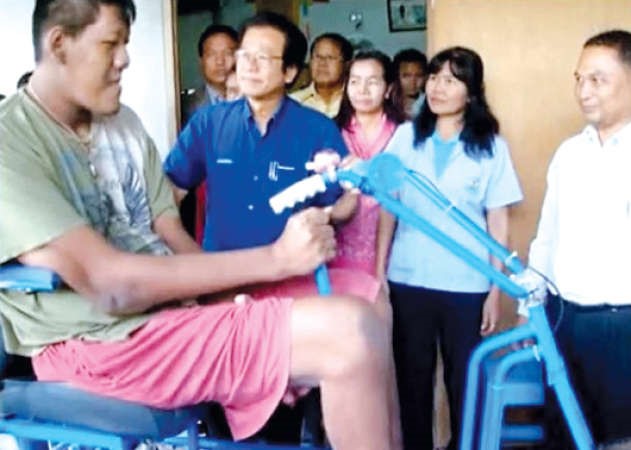وفاة أطول رجل في تايلند عن عمر ناهز الـ 26 عاماً