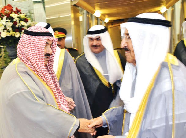 صاحب السمو الامير مصافحا سمو الشيخ ناصر المحمد ﻿