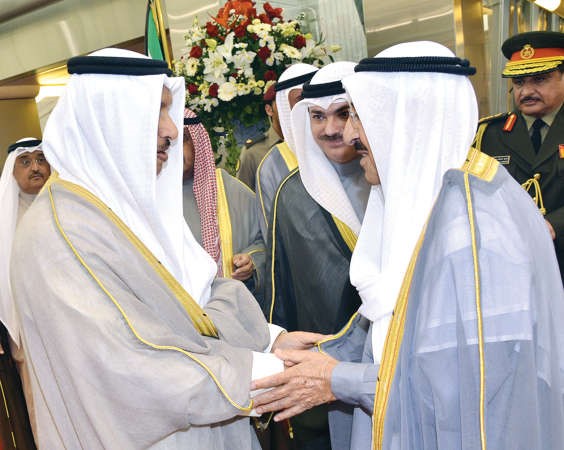 سمو رئيس الوزراء الشيخ جابر المبارك مصافحا صاحب السمو ﻿