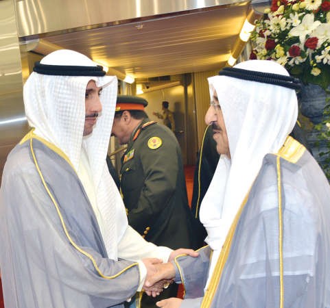 صاحب السمو الامير مصافحا مرزوق الغانم ﻿