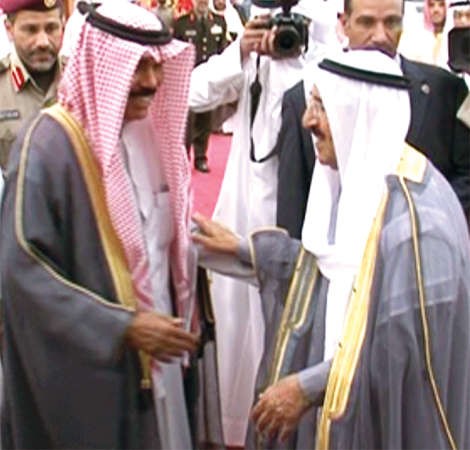 صاحب السمو الامير الشيخ صباح الاحمد مصافحا سمو ولي العهد الشيخ نواف الاحمد ﻿