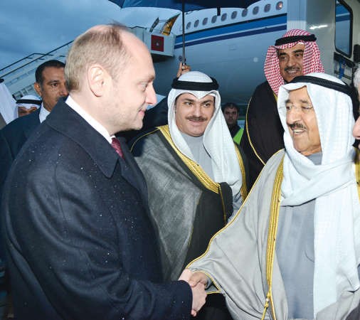 صاحب السمو مصافحا احد مستقبليه في مطار سوتشي الدولي﻿