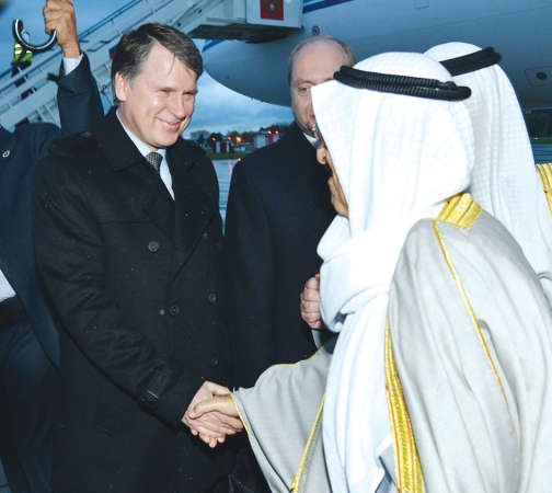 صاحب السمو لدى وصوله روسيا وفي استقباله السفير الكسي سولوماتين ﻿