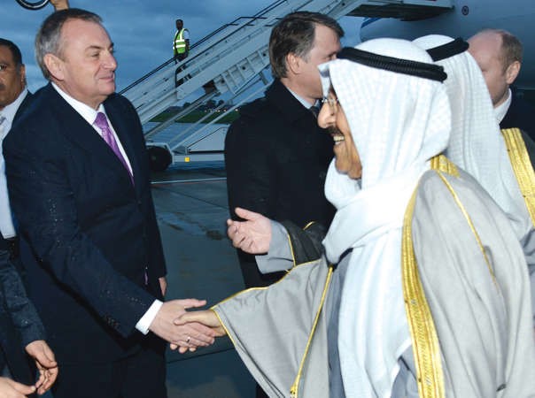 صاحب السمو مصافحا احد مستقبليه في المطار ﻿