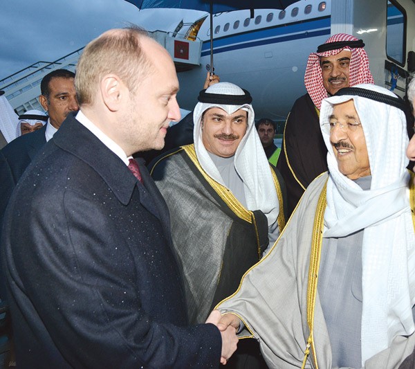 صاحب السمو الامير الشيخ صباح الاحمد لدى وصوله الى مطار سوتشي ويبدو الشيخ صباح الخالد والشيخ خالد العبدالله