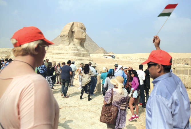 افواج سياحية في زيارة لمنطقة اهرامات الجيزة غير مكترثة بخروج مئات الروس والبريطانيين بسبب حادث الطائرة المنكوبةرويترز