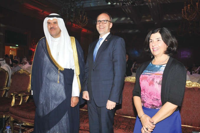 الشيخ سلمان الحمود مع السفير الاميركي دوغلاس سيليمان وحرمه