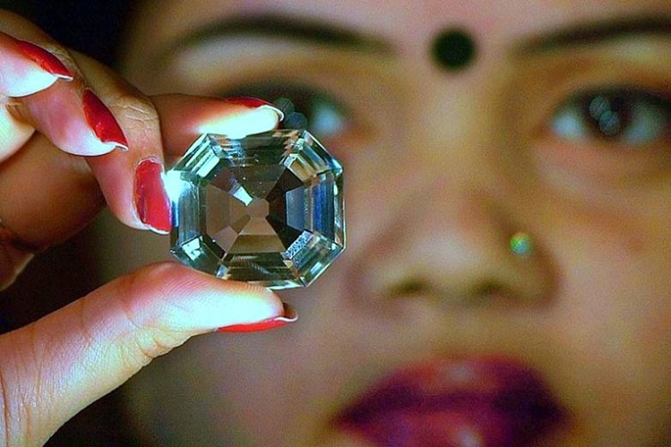 الماسة في صورة نادرة وهي خارج التاج البريطاني