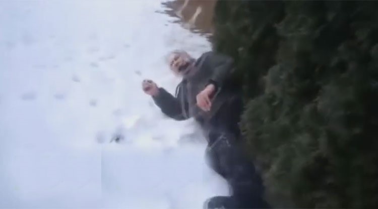 بالفيديو.. شرطية أمريكية مجنونة تقتل رجلا مسنا أعزل 