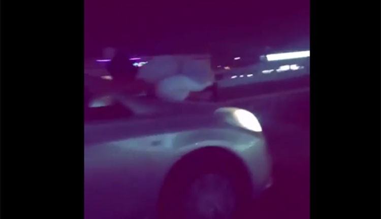 بالفيديو.. متهور في السعودية يقود سيارته بسرعة كبيرة وصديقه مُعلّق بمقدمتها