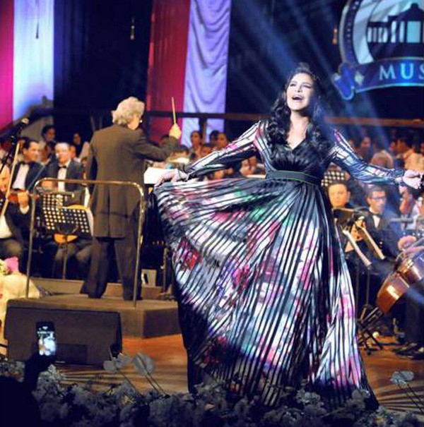 شاهد.. احلام تنشر صوره نادرة للطفلة فجر السعيد