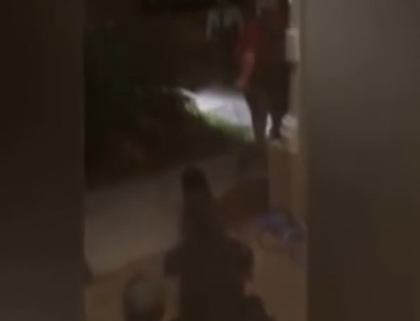 بالفيديو.. اميركي يتفاجأ بتمساح أمام باب منزله