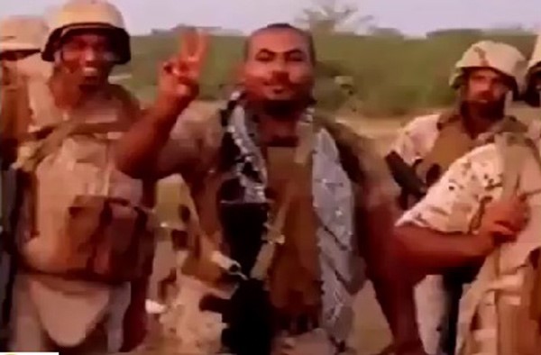 بالفيديو: شاهد كيف رفع ضابط سعودي معنويات جنوده باليمن