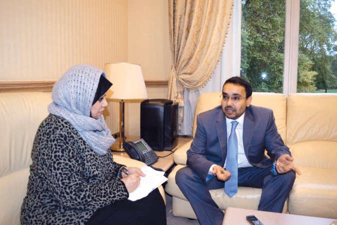 المستشار مشعل المضف متحدثا للزميلة ليلى الشافعي﻿