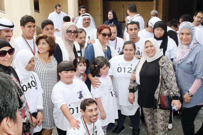 الشيخة شيخة العبدالله متوسطة عددا من المشاركين في المهرجان ﻿