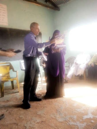 السفير الاميركي في كينيا لدى زيارته ابتدائية العون المباشر ﻿