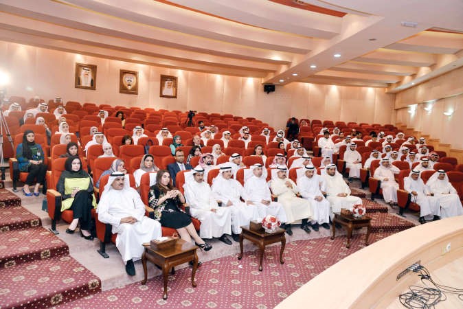 عدد من الحضور في ندوة دستور الكويت تقييم وتعديل التي عقدت في جمعية المحامين				شانافاس قاسم﻿