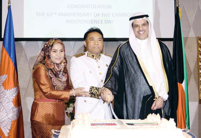 علي السعيد وسفير كمبوديا وحرمه يقطعون كيكة الاحتفال﻿