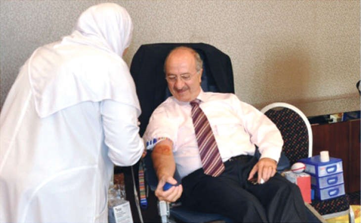 فهد ابوشعر في مقدمة المتبرعين بالدم