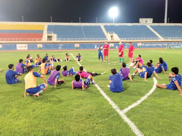 لاعبو الفريق الاول بالجهراء يستمعون لتوجيهات جيجا﻿