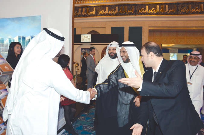الشلال يصافح احد المشاركين في المعرض