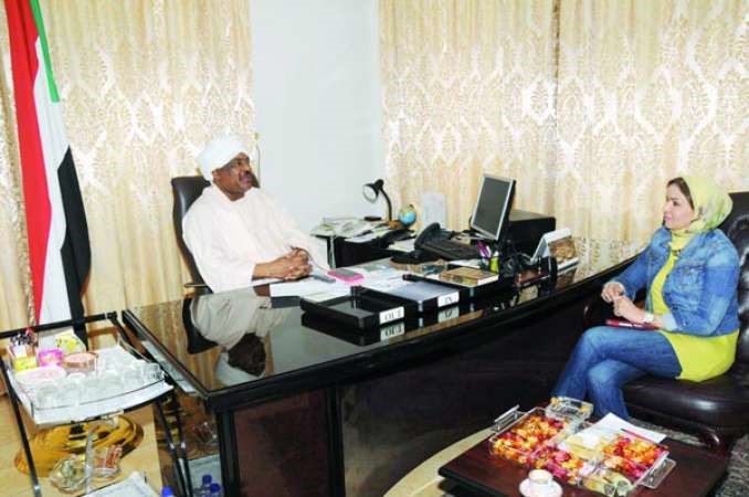 السفير السوداني محيي الدين سالم متحدثا الى الزميلة هالة عمران	 محمد خلوصي﻿