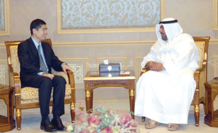 الشيخ ثامر العلي مستقبلا السفير الصيني لدى الكويت ﻿