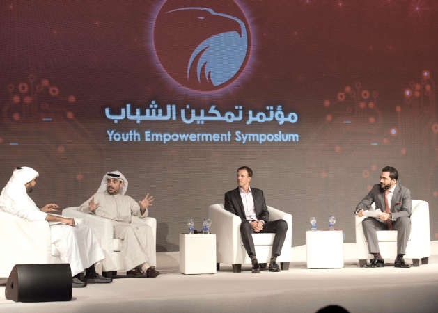 عمر قتيبة الغانم وايان مكنيش خلال الحلقة النقاشية قاسم باشا