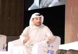 عمر قتيبة الغانم متحدثا خلال الحلقة النقاشية