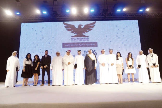 الشيخ سلمان الحمود وفيصل العيار مع المتاهلين العشر في جائزة كيبكو تمكين