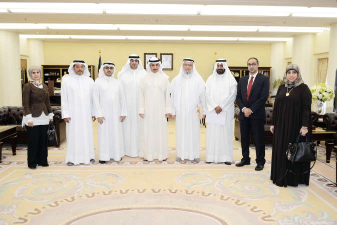 الغانم مع النائب السابق احمد باقر ومجموعة من الصيادلة﻿