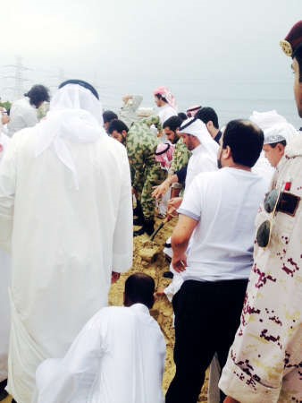 يهيلون على قبره التراب﻿