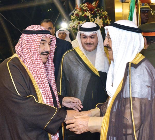 صاحب السمو الامير وفي استقبال سموه سمو الشيخ ناصر المحمد ويبدو الشيخ خالد العبدالله