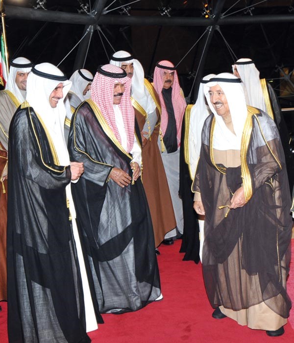 صاحب السمو الامير الشيخ صباح الاحمد لدى عودته الى ارض الوطن وفي استقبال سموه سمو ولي العهد الشيخ نواف الاحمد ورئيس مجلس الامة مرزوق الغانم