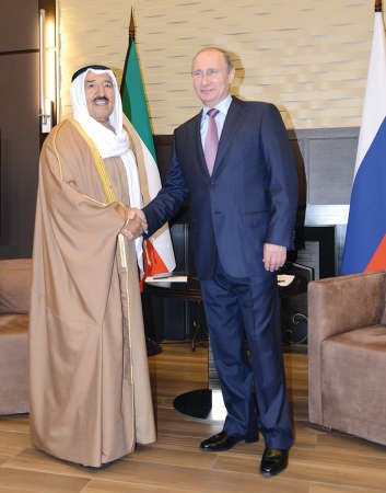 الرئيس الروسي فلاديمير بوتين مصافحا صاحب السمو الامير الشيخ صباح الاحمد ﻿