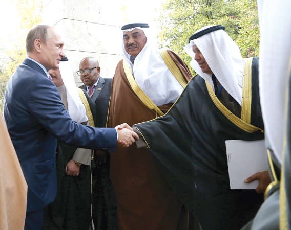 الرئيس الروسي مصافحا السفير احمد فهد الفهد بحضور الشيخ صباح الخالد ﻿