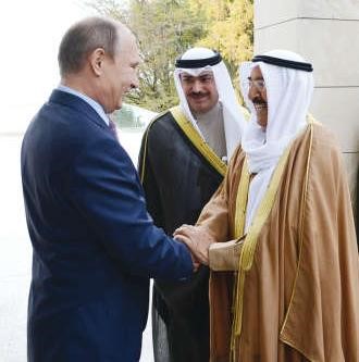 صاحب السمو الامير مصافحا الرئيس الروسي ﻿