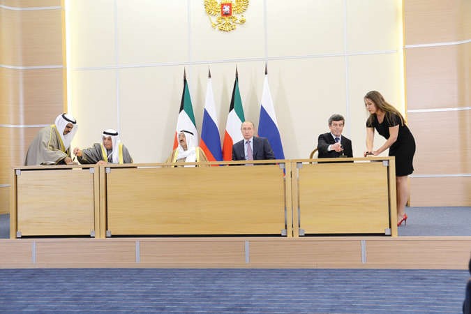 الشيخ خالد الجراح خلال توقيع محضر النوايا بين وزارة الدفاع والشركة الحكومية المساهمة المفتوحة المعنية بالمنتجات ذات الطابع العسكري في روسيا مع وايسايكين اناطولي بتروفيتش﻿