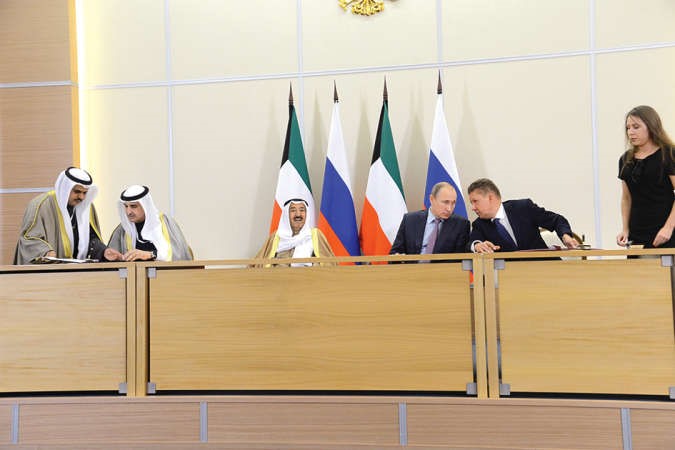 نزار العدساني خلال توقيع مذكرة تفاهم بين مؤسسة البترول وشركة بي جي اس سي غازبروم بشان التعاون في مجال النفط والغاز مع الكسي ميلير﻿