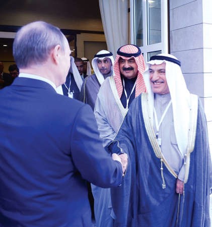 الرئيس الروسي مصافحا المستشار محمد ابو الحسن﻿